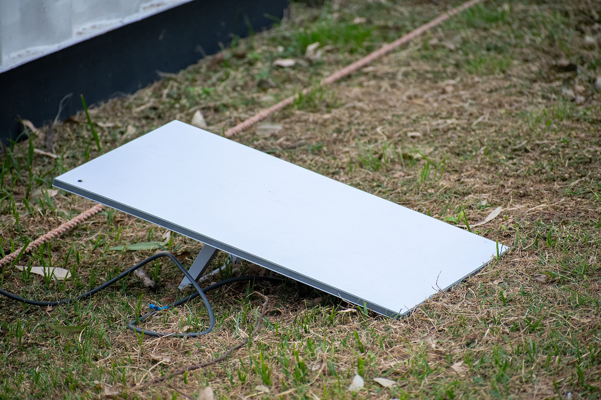 Antena Starlink instalada en un espacio despejado